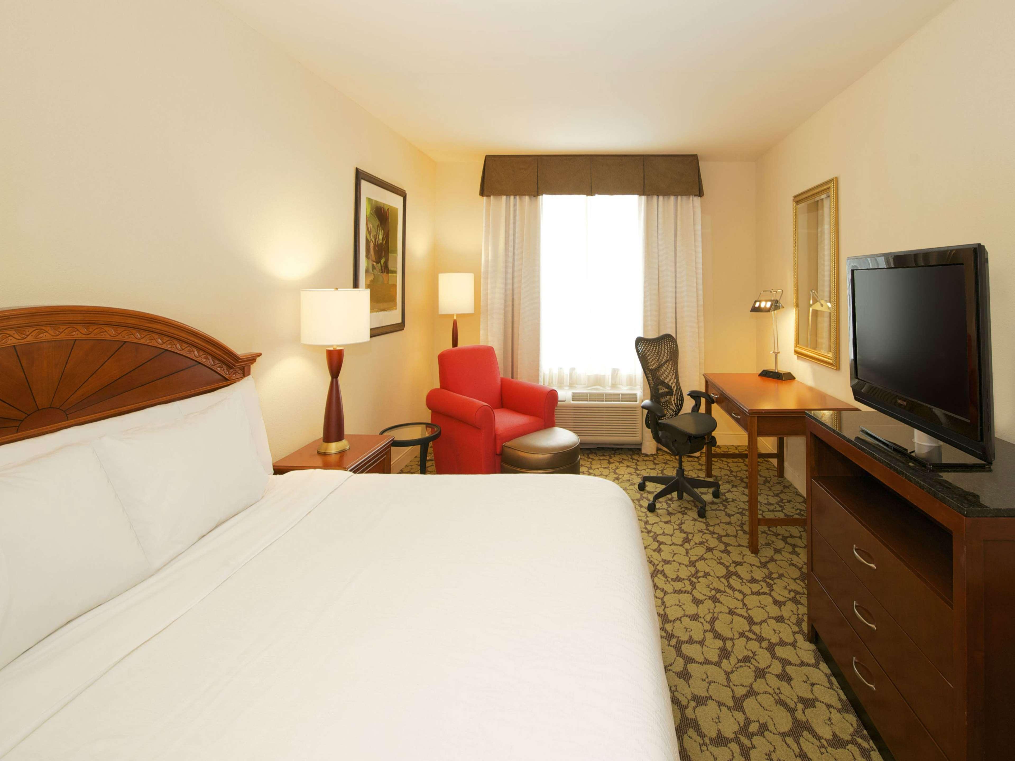 Hilton Garden Inn Virginia Beach Town Center Екстериор снимка