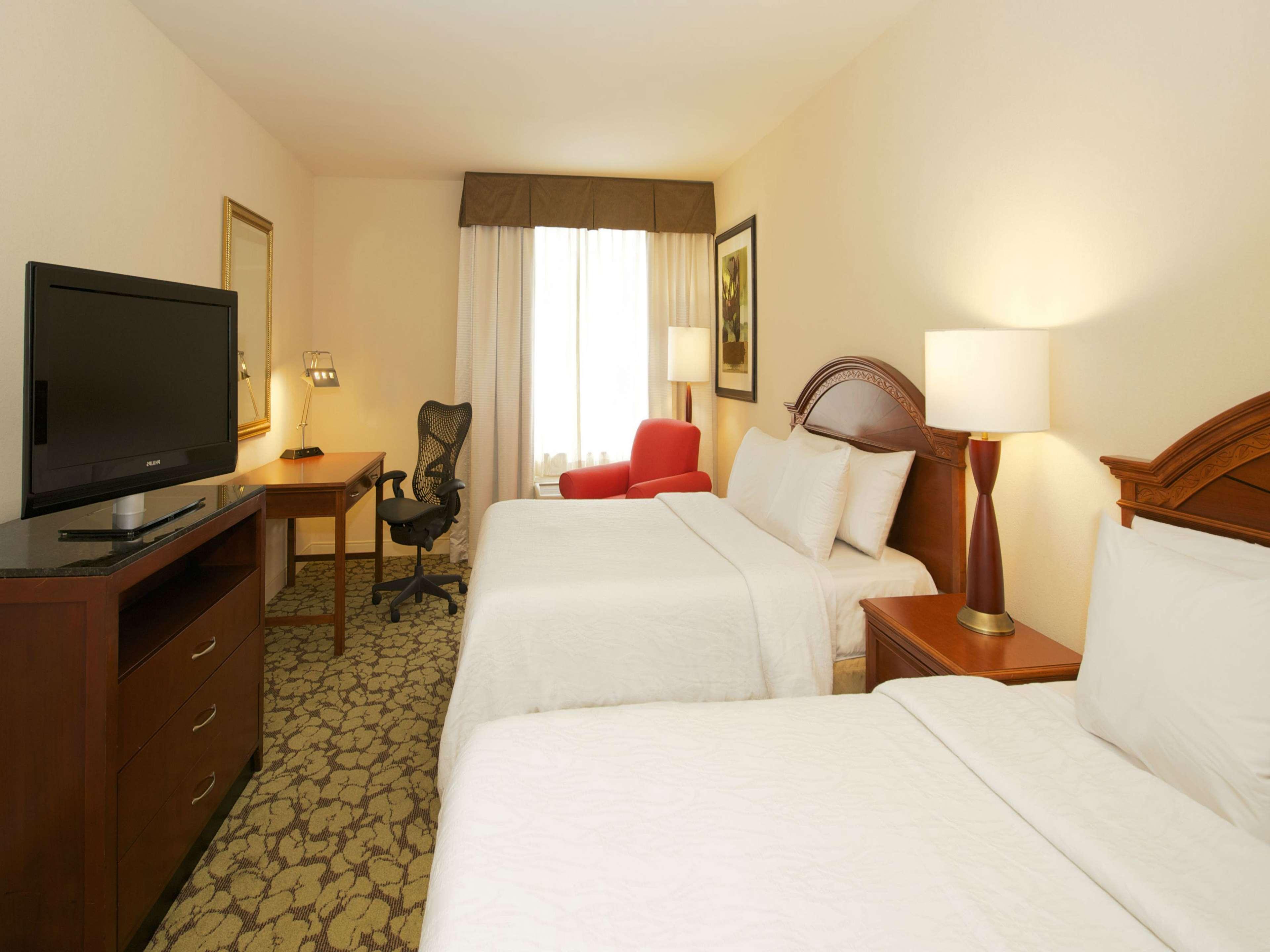 Hilton Garden Inn Virginia Beach Town Center Екстериор снимка