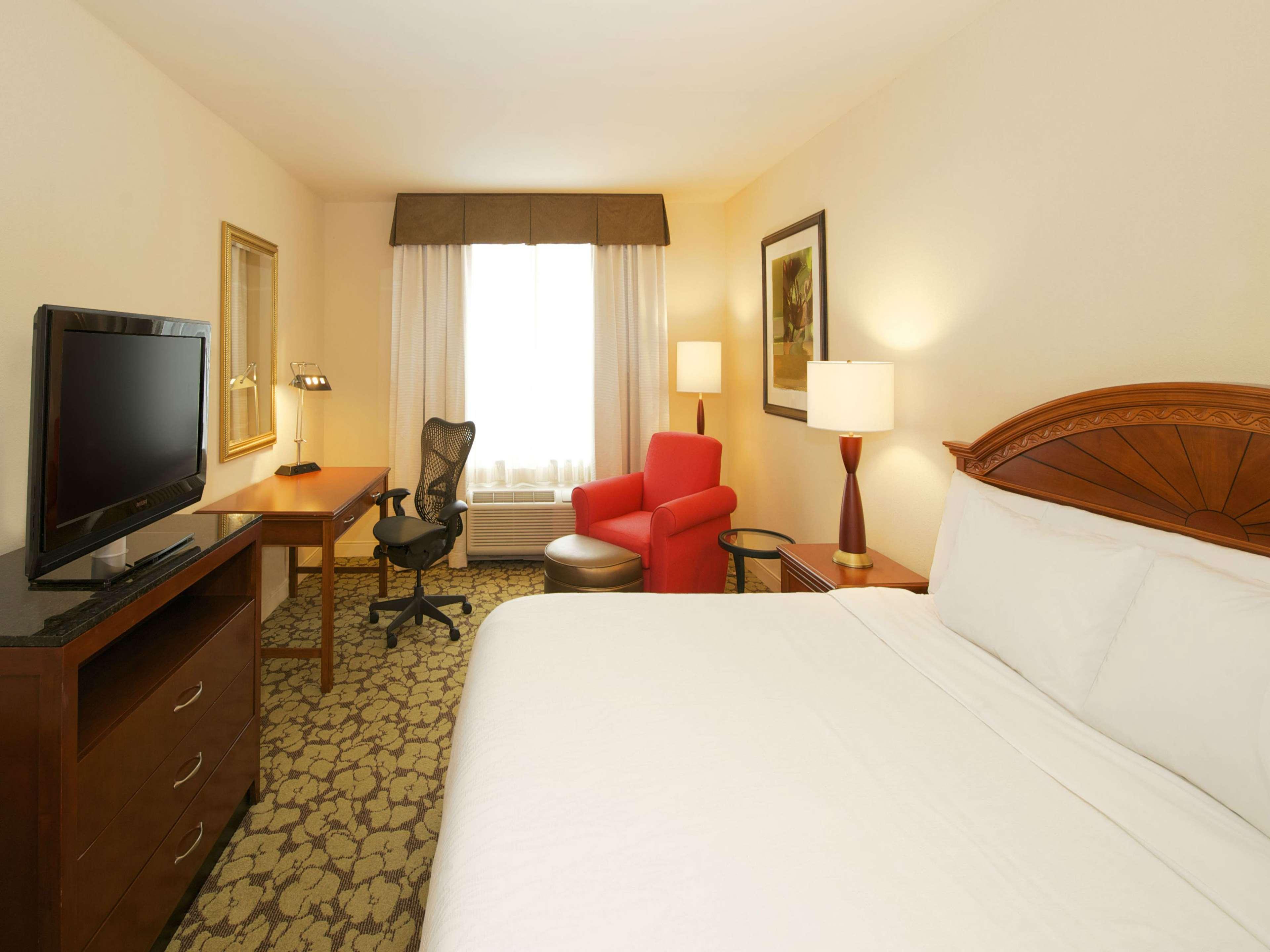 Hilton Garden Inn Virginia Beach Town Center Екстериор снимка