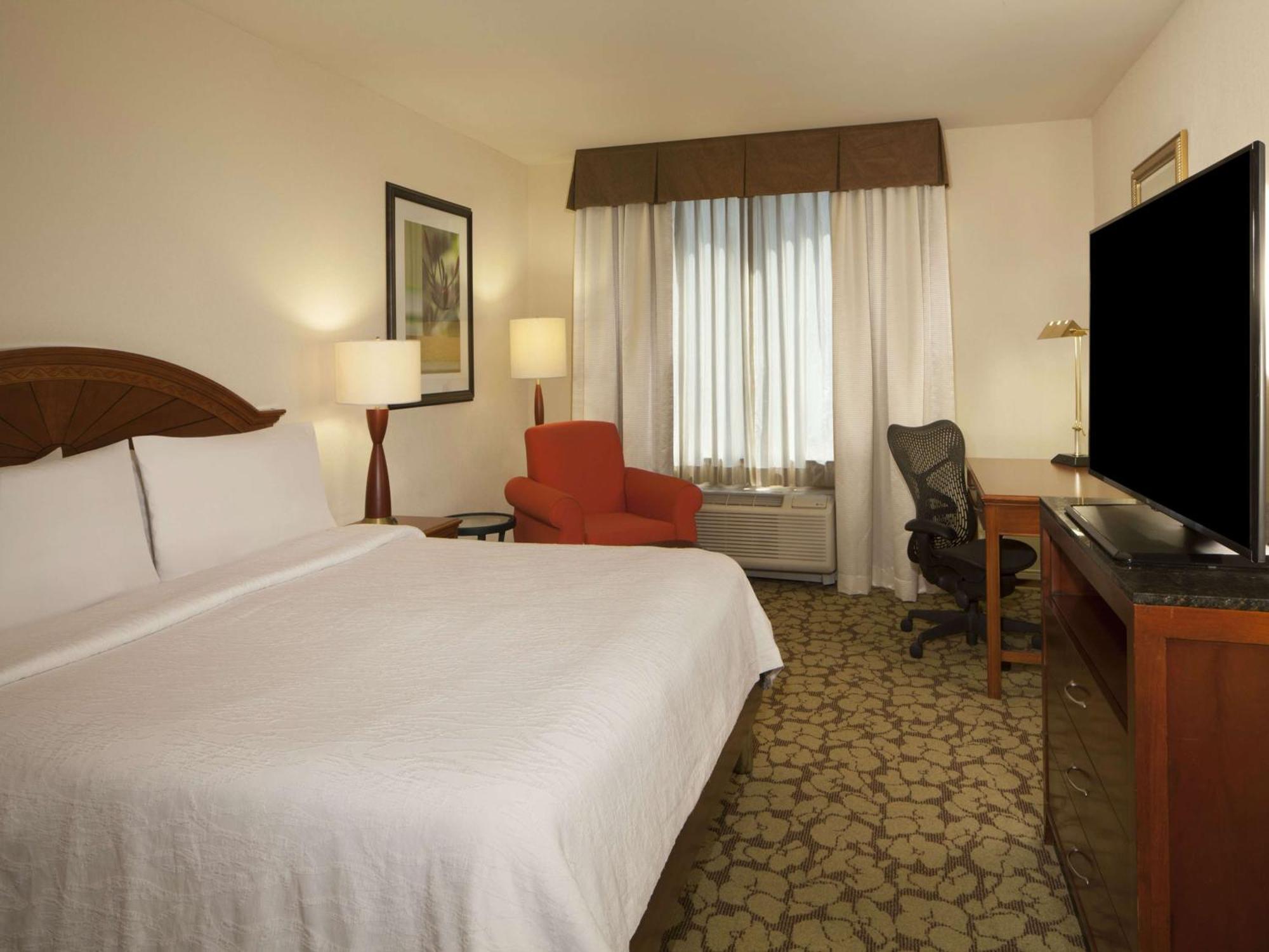 Hilton Garden Inn Virginia Beach Town Center Екстериор снимка